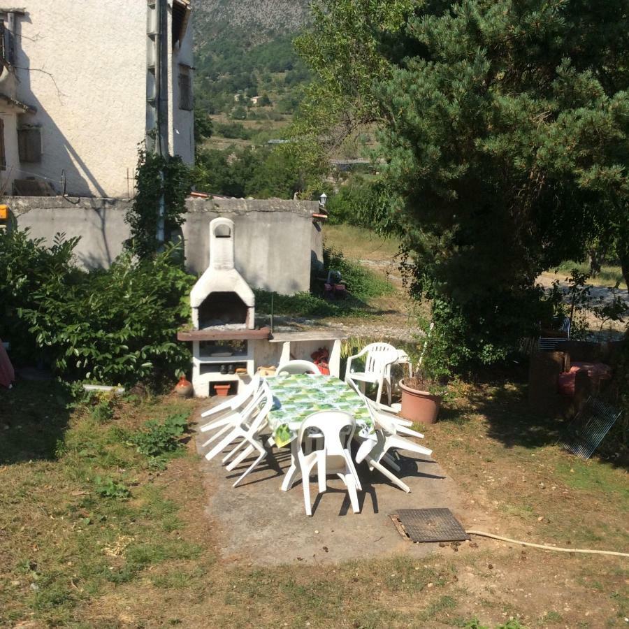 Hotel Clot De Felines Chambre Spacieuse Entrevaux Exterior foto